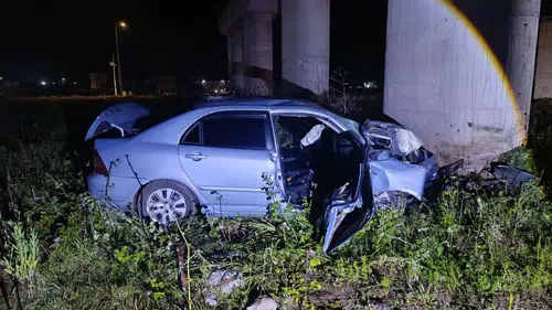 Karasu yolunda otomobil köprü ayağına çarptı