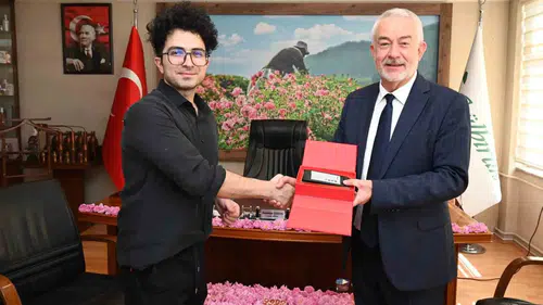 Isparta gülü Çinli 40 milyon takipçiye tanıtılıyor
