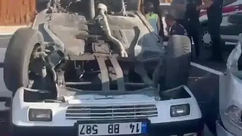 Akçakoca hastane kavşağında iki otomobil çarpıştı