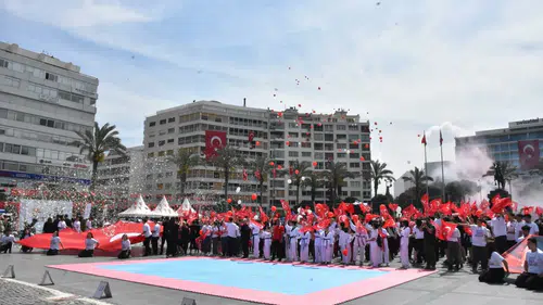 İzmir 19 Mayıs coşkusunu meydanlarda yaşadı