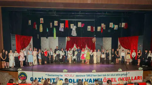 Gaziantepli öğrenciler Lüküs Hayat ile sahne tozunu yuttu