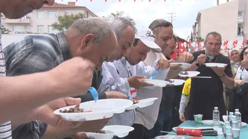 Ankara'da 3 dakikada en çok kavurmayı yiyen ödülü kaptı
