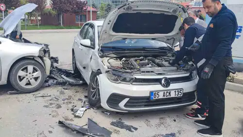 Van İpekyolu’nda otomobiller çarpıştı