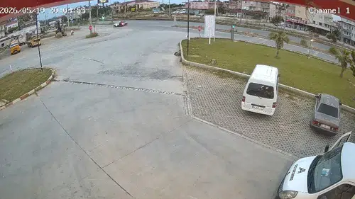 Manavgat trafiğinde motosiklet kazası kameraya yansıdı