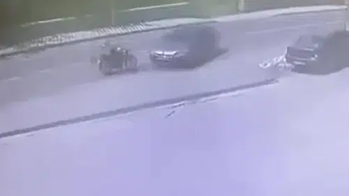 Kartepe'de motosikletli sürücünün karıştığı kaza kameraya yansıdı