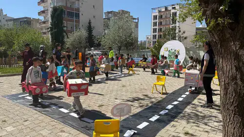 Adıyamanlı öğrenciler atık malzemelerden trafik parkuru kurdu