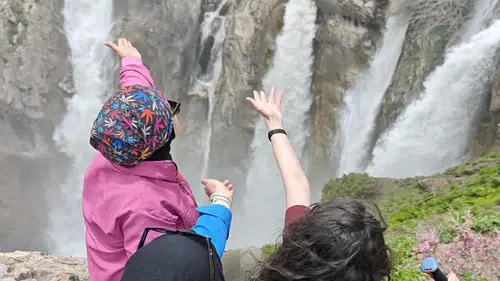 Hakkari’nin kalbinde kar suları şelaleye dönüştü
