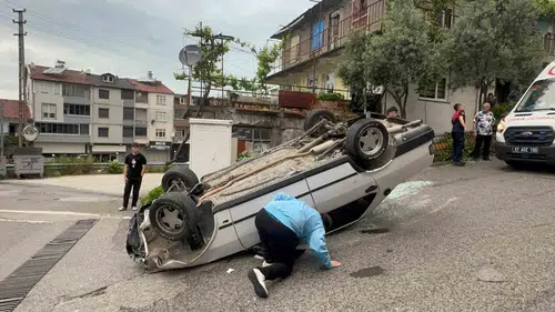 Zonguldak'ta yokuş aşağı freni boşalan otomobil takla attı