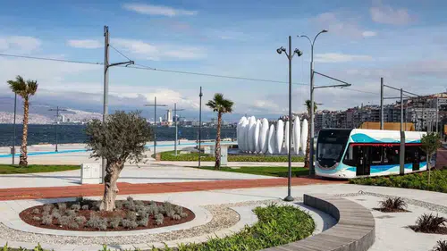 İzmir parklarında bayram temizliği mesaisi başladı