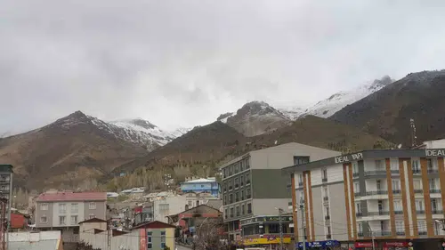 Mayıs ayında Başkale dağlarına kış geri döndü