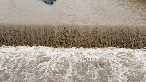 Erzincan’da Karasu Nehri taştı tarım arazilerini su bastı