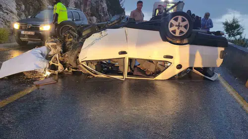 Muğla’da yağışlı yolda kontrolden çıkan araç takla attı