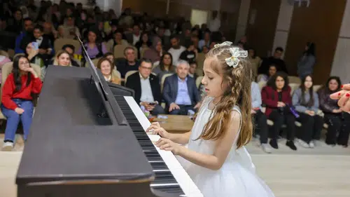 Ardahanlı çocuklar sahne tozunu yuttu