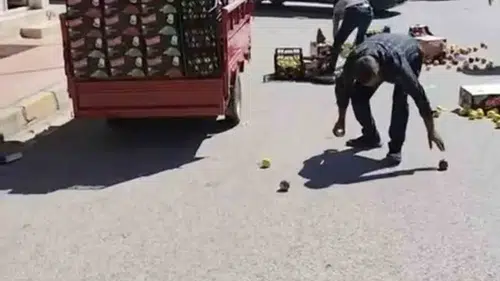 Nusaybin yolunda sebze yüklü motosiklet kaza yaptı