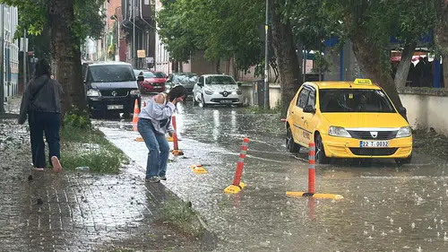 Edirne’de bayram günü aniden bastıran dolu ve sağanak trafiği kilitledi