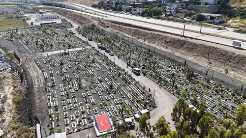 Hatay deprem mezarlığında hüzünlü bayram sessizliği