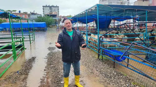 Adana'da kurban pazarı sular altında kaldı