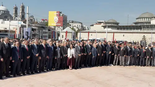 Taksim Meydanı'nda 19 Mayıs coşkusu çelenk töreniyle başladı