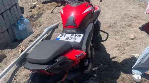 Alaplı kara yolunda motosikletli sürücüye arkadan çarptı