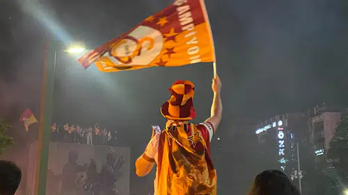 Galatasaray Ankara sokaklarını sarı kırmızıya boyadı