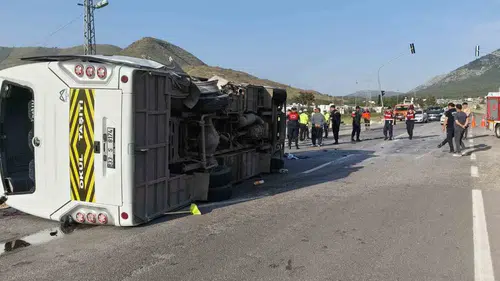 Mersin'de okul servisi kaza yaptı 17 kişi hastaneye kaldırıldı