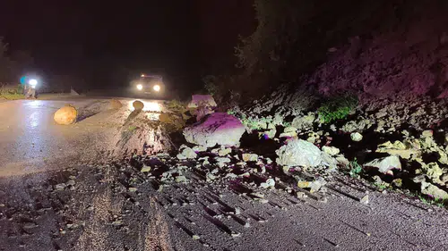 Tokat’ta heyelan korkuttu Dev kayalar yolu kapattı