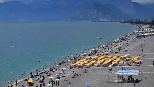Antalya sahilleri bayram tatilcileriyle dolup taştı