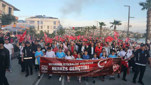 Büyükçekmece sahili 19 Mayıs için kırmızı beyaza büründü