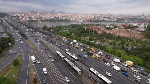 İstanbul trafiği yağmur ve futbolla kilitlendi