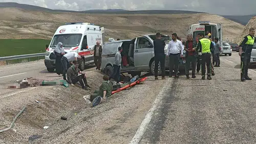 Bayram yolculuğu acı bitti Sivas'ta minibüs devrildi