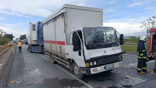 Manavgat yolunda kamyon tıra arkadan çarptı