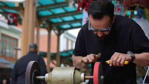 Kırşehir Uzun Çarşı'da bayram öncesi bıçak bileme trafiği