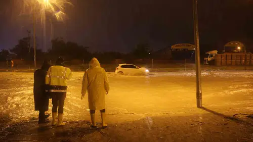 Hatay’da sağanak yağış trafiği felç etti