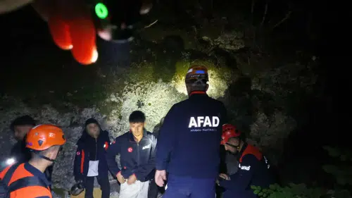 Menderes şelalesinde mahsur kalan dört genç kurtarıldı