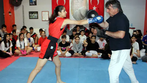 Depremzede Meyra ringlerde fırtına gibi esiyor