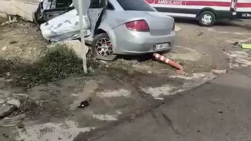 İzmit Kandıra yolunda belediye otobüsü ve otomobil çarpıştı