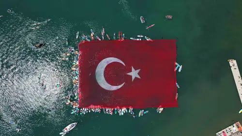 Sapanca Gölü’nde dev bayrakla 19 Mayıs kutlaması