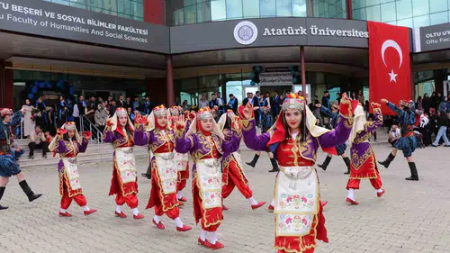 Oltu’da 60 genç yeni hayatına kep fırlatarak adım attı