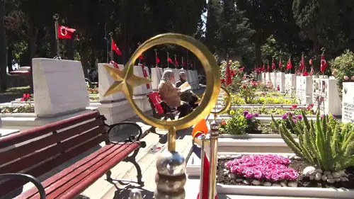 Edirnekapı Şehitliği bayram sabahı ziyaretçilerle doldu