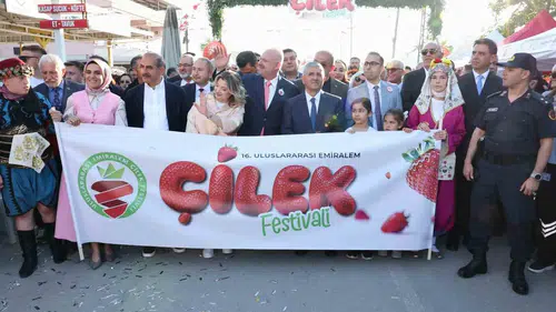 Menemen’de çilek festivali dünyaya açıldı