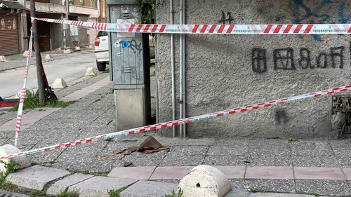 Eskişehir’in merkezinde çatıdan düşen kiremitler korkuttu