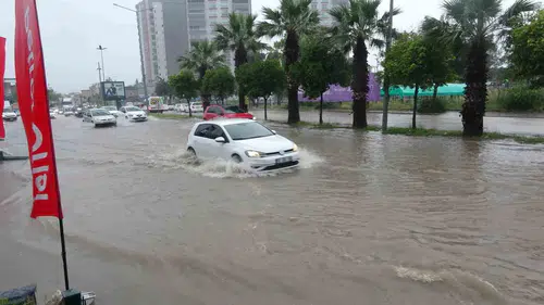 Adana'da şiddetli yağış trafiği kilitledi