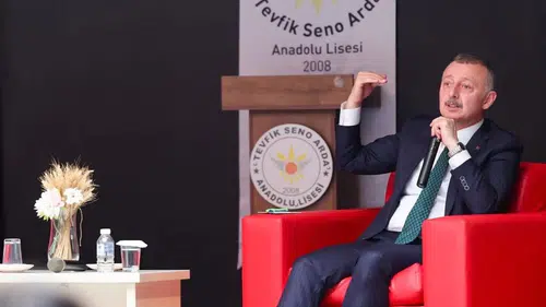 Büyükakın gençlere seslendi Dünyayı yakalamak için ezberinizi bozun