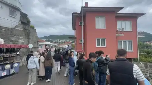 Amasra yağmurlu havaya rağmen tatilcilerin akınına uğradı