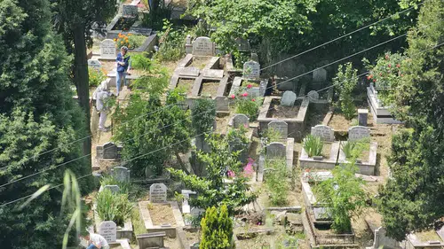 Zonguldak Asri Mezarlığı bayram öncesi ziyaretçi akınına uğradı