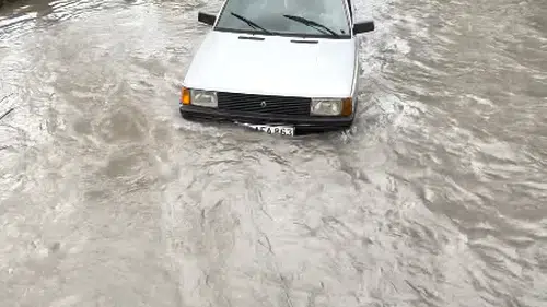 Yeşilırmak taştı ekipler otomobili saniyelerle kurtardı