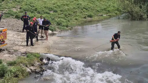 Adana'da nehirde mahsur kalan iki kişiyi itfaiye kurtardı