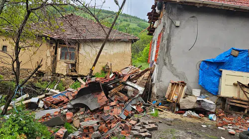 Tokat Nebi köyünde toprak kaydı iki ev boşaltıldı