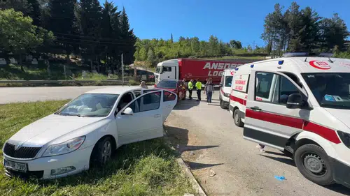 Samsun yolunda kavşak kazası İki kişi hastanelik oldu