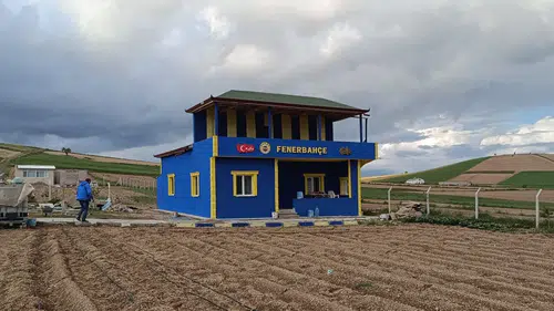 Kayserili taraftar evini sarı lacivert renklerle süsledi